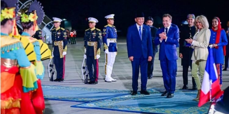 Potret Presiden Prancis Emmanuel Macron bersama Brigitte Macron saat tiba di Jakarta pada Selasa, 27 Mei 2025. (BPMI Setpres)
