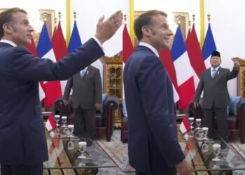 Momen Macron Tanya Lukisan Soekarno di Istana, Prabowo Jawab dengan Bangga: Presiden Pertama Kami