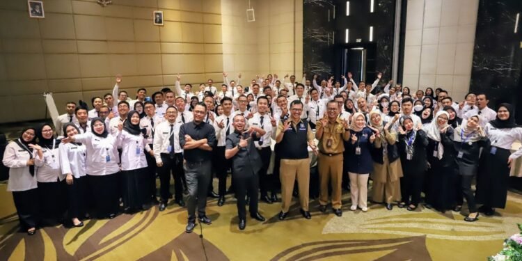 Ketua DPRD Kota Bandung H. Asep Mulyadi, SH berfoto bersama peserta Orientasi Pengendalian Nilai Dan Etika Pada Instansi Bagi P3K di lingkungan Pemkot Bandung. Satria Darmaputra