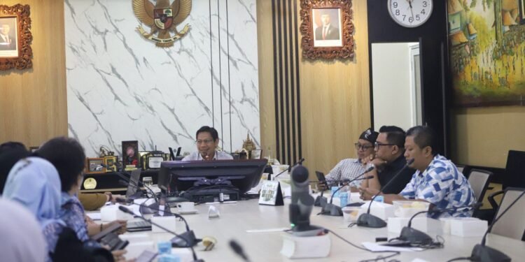 Komisi IV DPRD Kota Bandung menerima audiensi Forum Puspa (Partisipasi Publik untuk Kesejahteraan Perempuan dan Anak), di Gedung DPRD Kota Bandung, Senin, 2 Juni 2025. Nuzon/Humpro DPRD Kota Bandung.