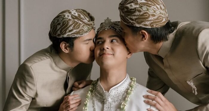 Potret kebersamaan ketiga putra kandung musisi Ahmad Dhani dan Maia Estianty, El Rumi (kanan), Al Ghazali (tengah) dan Dul Jaelani (kiri). (Instagram.com/@elelrumi)