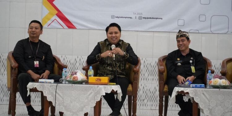 Ketua Komisi 1 DPRD Kota Bandung, Assoc. Prof. Dr. H. Radea Respati P., S.H., M.H., menghadiri sekaligus menjadi pembicara utama dalam kegiatan Sosialisasi dan Diskusi, di Kecamatan Sumur Bandung, Kamis, 19 Juni 2025. Handoko/Humpro DPRD Kota Bandung.