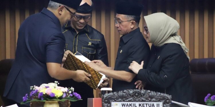 DPRD Kota Bandung menetapkan pembentukan Panitia Khusus (Pansus) 7, 8, 9, dan 10 untuk melakukan pembahasan empat buah Raperda. Ariel A/Humpro DPRD Kota Bandung