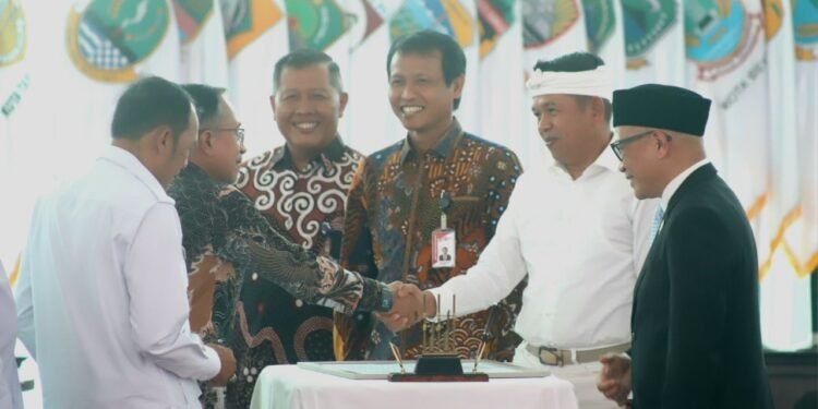 Ketua DPRD Kota Bandung, H. Asep Mulyadi, S.H., menghadiri undangan Rapat Koordinasi Penguatan Sinergi Pemberantasan Korupsi Pmeda dan DPRD di Wilayah Jawa Barat, di Gedung Pakuan, Bandung Rabu, 4 Juni 2025. Satria/Humpro DPRD Kota Bandung.