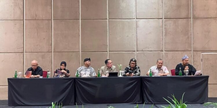 Pimpinan dan Anggota DPRD Kota Bandung menjadi narasumber Sosialisasi Penanganan Anak TIdak Sekolah Tahun 2025 gelaran Dinas Pendidikan Kota Bandung, di Hotel Harris, Bandung, Kamis, 19 Juni 2025. Ridhwan/Humpro DPRD Kota Bandung.