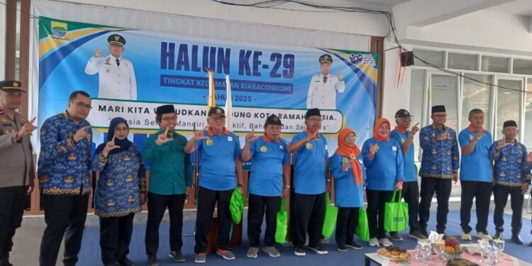 Anggota DPRD Kota Bandung, H. Agus Andi Setyawan, S.Pd.I., dan Muhamad Syahlevi Erwin Apandi menghadiri acara peringatan Hari Lanjut Usia Nasional ke-29 tingkat Kecamatan Tahun 2025, di Kantor Kecamatan Kiaracondong, Selasa, 17 Juni 2025. Cipta/Humpro DPRD Kota Bandung.