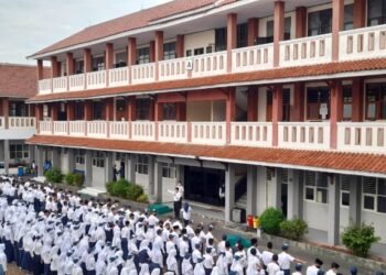 Dedi Mulyadi Tanda Tangani SE Soal Jam Masuk Sekolah di Jabar, Siswa Mulai Belajar Pukul 06.30 WIB