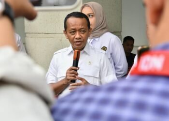 Kunjungi Pulau Gag, Bahlil Disambut Warga yang Minta Tambang Nikel Tetap Beroperasi