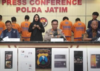 Polda Jatim Bongkar Grup WA Gay Penyebar Konten Pornografi dan Cari Pasangan Sesama Jenis, 4 Pria Diringkus