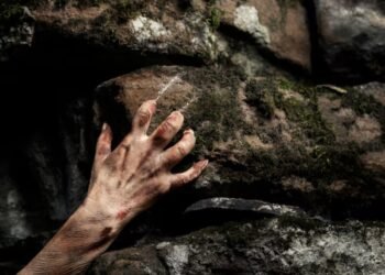 Wisatawan Brasil Jatuh ke Kawah Rinjani, Tim SAR Kerahkan Puluhan Personel dan Drone untuk Evakuasi