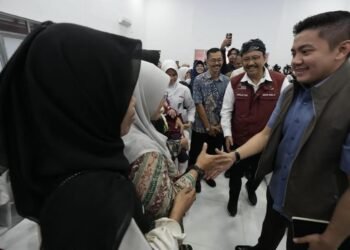 Momen Seskab Teddy Pantau Proses Pembangunan Sekolah Rakyat, Sempatkan Waktu Berdialog dengan Orang Tua Calon Siswa