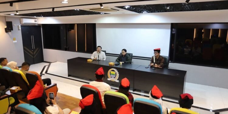 Ketua Fraksi PSI DPRD Kota Bandung Erick Darmadjaya, B.Sc. M.K.P., bersama Wakil Ketua Christian Julianto Budiman, menerima kunjungan dari Perhimpunan Mahasiswa Bandung (PMB) 1948, di Auditorium DPRD Kota Bandung, Jumat, 20 Juni 2025. Ariel/Humpro DPRD Kota Bandung.