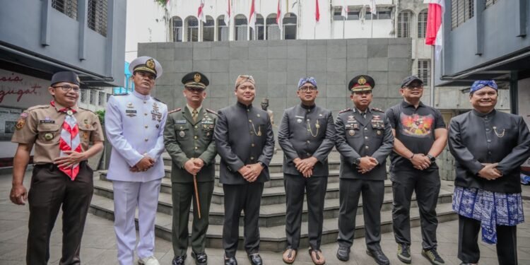 Sekretaris Komisi I DPRD Kota Bandung, Susanto Triyogo Adiputro, S.ST., M.T., menghadiri Upacara Pengibaran Bendera Merah Putih dalam rangka Peringatan Hari Lahir Pancasila Tingkat Kota Bandung tahun 2025 di Balai Kota Bandung, Minggu, 1 Juni 2025. Nicko/Humpro DPRD Kota Bandung.