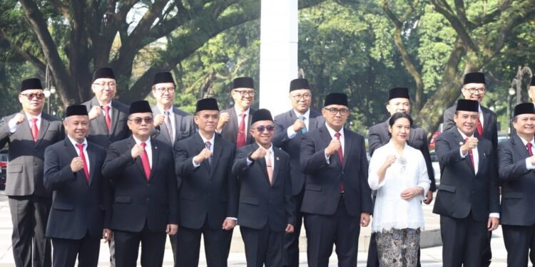 Ketua DPRD Kota Bandung, H. Asep Mulayadi, S.H., menghadiri acara pelantikan jabatan Pimpinan Tinggi Pratama di Lingkungan Pemerintah Kota Bandung, di Plaza Balai Kota Bandung, Senin, 16 Juni 2025. Ariel/Humpro DPRD Kota Bandung.