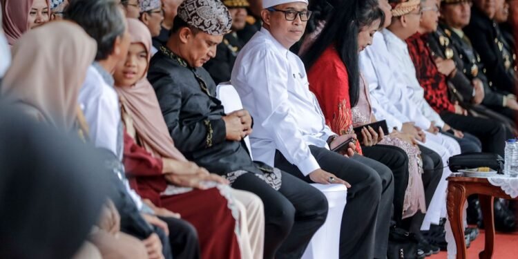 Plt. Kadisdik Jabar, Deden Saepul Hidayat saat mengikuti Upacara Peringatan ke-117 Harkitnas di Lapangan Gasibu Kota Bandung, Selasa (20/5/2025).