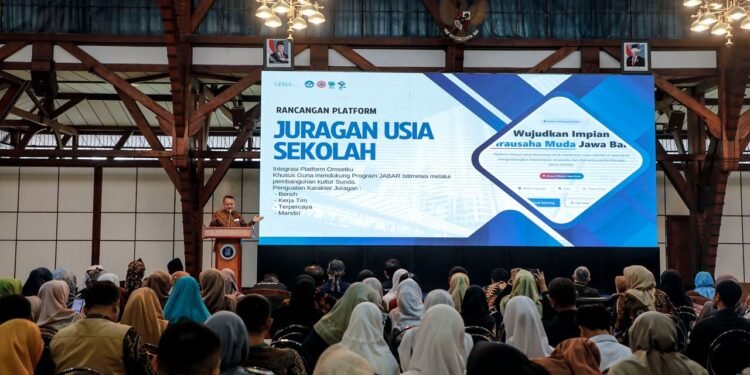 Kadisdik Jabar, Deden Saepul Hidayat saat meresmikan program Jawara di Aula Timur Institut Teknnologi Bandung, Kota Bandung, Kamis (22/5/2025).