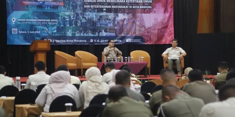 Ketua Komisi I DPRD Kota Bandung, Assoc. Prof. Dr. H. Radea Respati Paramudhita, S.H., M.H., menjadi narasumber dalam kegiatan sosialisasi dua peraturan daerah (Perda), di Hotel Grand Pasundan, Selasa, 3 Juni 2025. Indra/Humpro DPRD Kota Bandung.