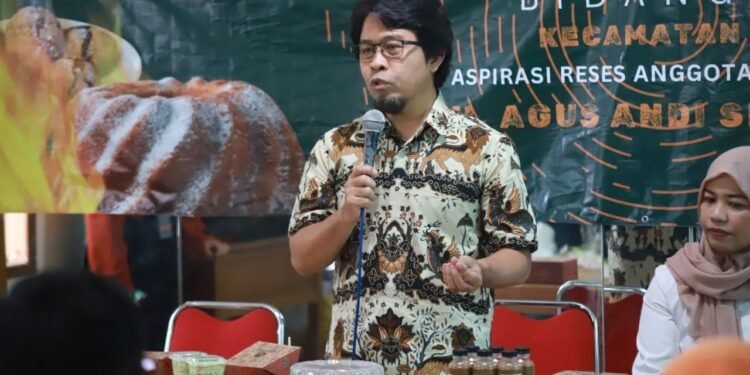 Anggota DPRD Kota Bandung, H. Agus Andi Setyawan, S.Pd.I., menghadiri acara penutupan kegiatan pelatihan kewirausahaan bidang kuliner Kecamatan Batununggal, di Gedung Mitra, Jalan Terusan Jakarta, Kota Bandung, Sabtu, 17 Juli 2025. Tofan/Humpro DPRD Kota Bandung.