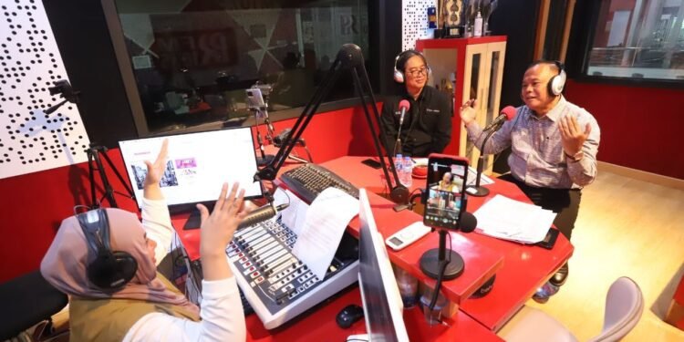 Anggota Komisi III DPRD Kota Bandung H. Sutaya, S.H., M.H., menjadi narasumber pada kegiatan talk show OPSI (Obrolan Plus Solusi), di Studio PRFM News Channel 107.5 FM, Kamis, 10 Juli 2025. Satria/Humpro DPRD Kota Bandung.