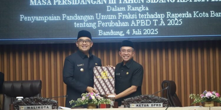 DPRD Kota Bandung menggelar Rapat Paripurna terkait Raperda Perubahan APBD Tahun Anggaran 2025, di Gedung DPRD Kota Bandung, Jumat, 4 Juli 2025. Nuzon/Humpro DPRD Kota Bandung.