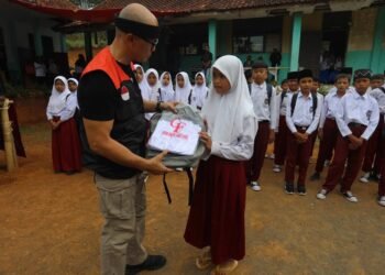 Edwin Senjaya Distribusikan Bantuan bagi Sekolah dan Madrasah