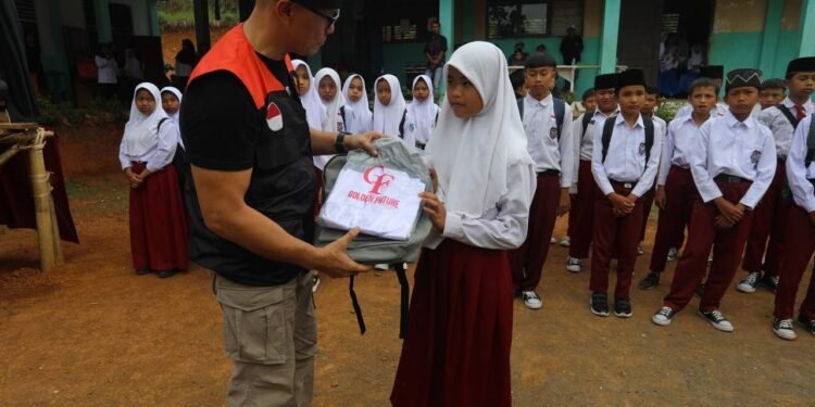 Pimpinan DPRD Kota Bandung, yang juga pembina dari Golden Future Indonesia, Dr. H. Edwin Senjaya, S.E., M.M., memulai perjalanan Aksi Sosial “Ekspedisi Merah Putih” bersama Golden Future Indonesia ke berbagai daerah di pelosok Jawa Barat. Robby/Humpro DPRD Kota Bandung.