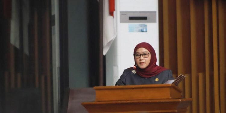 Anggota Fraksi Partai Gerindra DPRD Kota Bandung Nunung Nurasiah, S.Pd., menyampaikan pandangan umum terkait Raperda Perubahan APBD 2025, dalam Rapat Paripurna di Gedung DPRD Kota Bandung, Jumat, 4 Juli 2025. Nuzon/Humpro DPRD Kota Bandung.