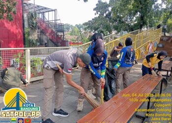 Hadirkan Ruang Publik Nyaman, Kolaborasi dan Gotong Royong Bersihkan Teras Cihampelas