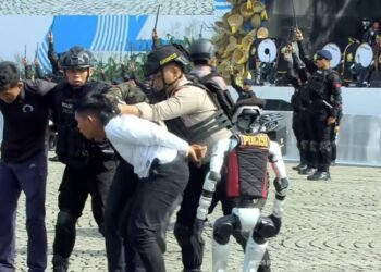 Momen Robot Pintar Tampil di Hadapan Prabowo saat Defile HUT ke-79 Bhayangkara Polri, Perlihatkan Aksi Lacak Bom