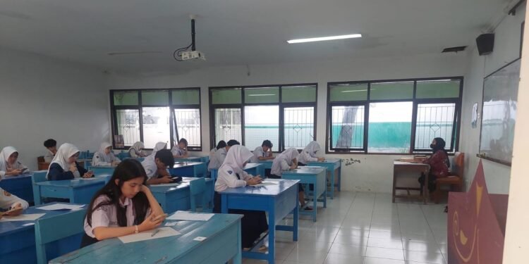 Para peserta tengah mengikuti tes terstandar pada SPMB tahap 2 jalur prestasi.
