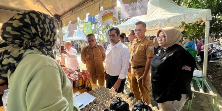 Sekretaris Komisi II DPRD Kota Bandung, Asep Sudrajat S.A.P., meninjau Gerakan Pasar Murah (GPM) di Taman Kersen, Kelurahan Derwati, Kecamatan Rancasari, Kota Bandung, Selasa, 8 Juli 2025. Ariel/Humpro DPRD Kota Bandung.