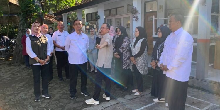 Ketua DPRD Kota Bandung H. Asep Mulyadi, S.H., meninjau SDN 192 Ciburuy, di Kelurahan Ciseureuh, Kecamatan Regol, Bandung, Rabu, 9 Juli 2025. Robby/Humpro DPRD Kota Bandung.