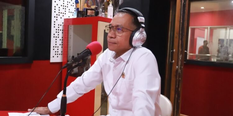 Ketua DPRD Kota Bandung H. Asep Mulyadi, S.H., saat menjadi narasumber talk show PRFM, Selasa, 2 Juli 2025. Tofan/Humpro DPRD Kota Bandung.