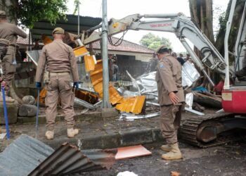 Satpol PP Bandung Tertibkan PKL di 6 Titik Lokasi dan Langsung Bongkar 42 Kios Liar