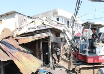Satpol PP Kota Bandung Bongkar Bangunan Liar di Cibaduyut