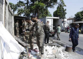 Satpol PP Tertibkan 5 PKL dan Bangunan Liar di 2 Kecamatan