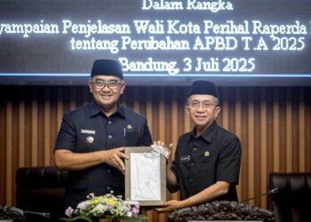 Wali Kota Bandung, Farhan Sampaikan Penjelasan Raperda Tentang Perubahan APBD 2025 di Rapat Paripurna