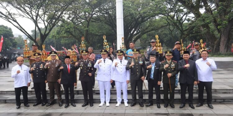 Ketua DPRD Kota Bandung, H. Asep Mulyadi S.H., mengikuti Upacara Peringatan Hari Bhayangkara ke-79 Tahun 2025, di Plaza Balai Kota Bandung, Selasa, 1 Juli 2025. Nuzon/Humpro DPRD Kota Bandung.