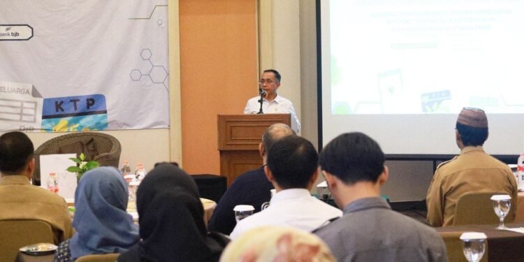 Ketua DPRD Kota Bandung H. Asep Mulyadi, S.H., menghadiri acara Forum Konsultasi Publik gelaran Disdukcapil Kota Bandung, di Hotel Mutiara, Bandung, Selasa, 1 Juli 2025. Dani/Humpro DPRD Kota Bandung.