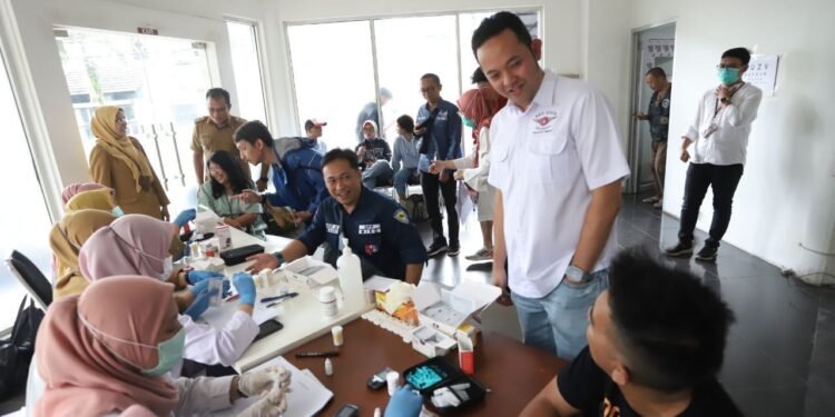 Anggota Komisi IV DPRD Kota Bandung dr. Agung Firmansyah Sumantri, SpPD-KHOM., MMRS., FINASIM., menghadiri Gebyar Pemeriksaan Kesehatan, di Puskesmas Cijagra, Selasa 8 Juli 2025. Satria/Humpro DPRD Kota Bandung.