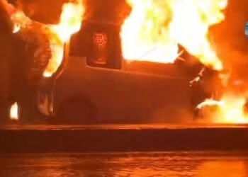 Mobil Listrik Terbakar Saat Berhenti di Lampu Merah, Hebohkan Warga Bandung