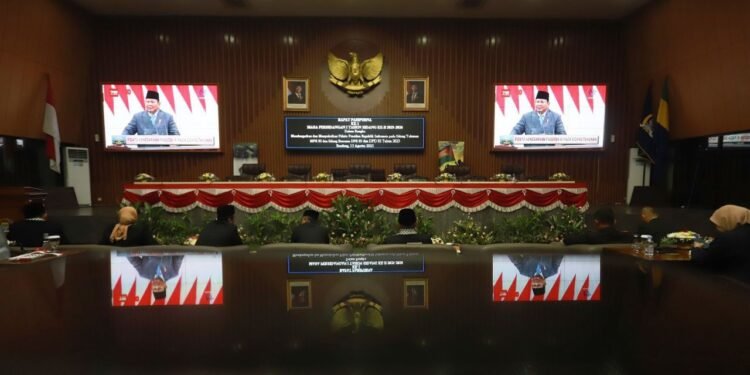 DPRD Kota Bandung menggelar Rapat Paripurna dengan agenda mendengarkan Pidato Kenegaraan Menjelang HUT Ke-80 Republik Indonesia, di Ruang Rapat Paripurna, Jumat, 15 Agustus 2025. Nuzon/Humpro DPRD Kota Bandung.