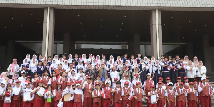 Ketua DPRD Kota Bandung, H. Asep Mulyadi, S.H., menghadiri acara karya wisata anak sekolah ke PT Dirgantara Indonesia bertajuk DI Edutainment, di PT Dirgantara Indonesia, Rabu, 13 Agustus 2025. Handoko/Humpro DPRD Kota Bandung.