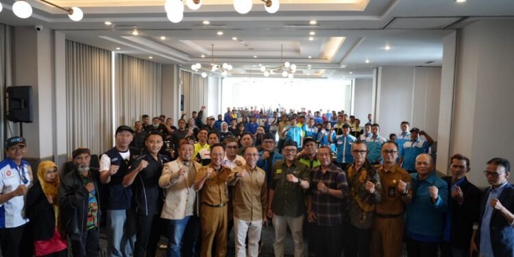 Ketua DPRD Kota Bandung H. Asep Mulyadi, S.H., menghadiri kegiatan Pembinaan Anggota PUK Dan Serikat Pekerja/Serikat Buruh Se-Kota Bandung, di Hotel Santika Pasir Koja, Selasa, 12 Agustus 2025. Handoko/Humpro DPRD Kota Bandung.