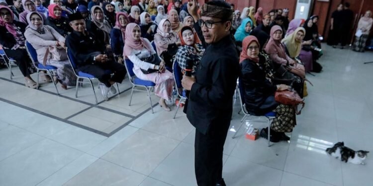 Kadisdik Jabar, Purwanto saat membina ratusan Pengawas SMA, SMK, dan SLB Jabar di Aula Ki Hajar Dewantara, Kantor Disdik Jabar, Kamis (7/8/2025).