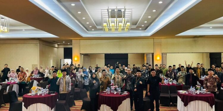 Pansus 8 DPRD Kota Bandung menghadiri Focus Group Discussion (FGD) membahas Raperda Kota Bandung tentang Penyelenggaraan Pesantren, di Hotel Newton, Bandung, Kamis, 14 Agustus 2025. Tofan/Humpro DPRD Kota Bandung.