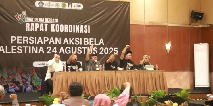 Pimpinan DPRD Kota Bandung, Dr. H. Edwin Senjaya, S.E., M.M., memberikan sambutan dalam Rapat Persiapan Aksi Bela Palestina, di Hotel Grand Preanger, Rabu, 13 Agustus 2025. Nuzon/Humpro DPRD Kota Bandung.