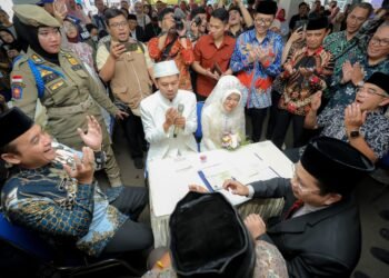 HJKB 215, 10 Pasangan Menikah di Mal Pelayanan Publik